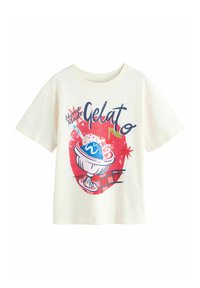 Fehér póló színes grafikával, amely egy gélátókelyhet, kanalat, cseresznyét ábrázol, és a "Home Made Gelato" szöveget tartalmazza piros háttéren.