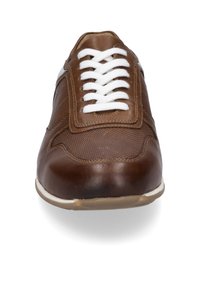 Brązowe skórzane sneakersy z białymi sznurowadłami, z siateczkowymi panelami, gładką teksturą, zaokrąglonym noskiem i białą gumową podeszwą.