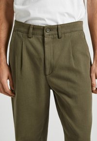 Pepe Jeans RELAXED STRAIGHT - Hlače chino - military green