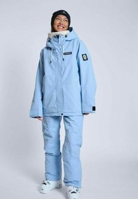 Lys blå snesjakke med pelsforet krave, sorte logo-detaljer og matchende bukser. Har lynlås-lukning og justerbar hætte.