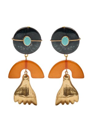 Odważne kolczyki z czarnymi okrągłymi górnymi elementami, ozdobione turkusowymi owalami, przezroczystymi półkolistymi bursztynowymi oraz nieregularnymi zawieszkami w złotym odcieniu poniżej.