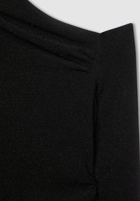 Czarna sukienka off-shoulder z miękkiego, teksturowanego materiału z subtelnym połyskiem. Marszczone detale dodają głębi fasonowi.