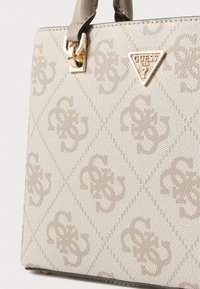 Grijze handtas met een patroon en een gestructureerd oppervlak, met een diamanten ontwerp en een gouden driehoekig logo detail.