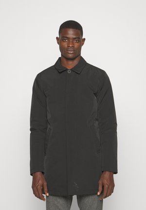 Schwarze, wasserabweisende Jacke mit knöpfbarem Kragen, langen Ärmeln, Seitentaschen und geradem Schnitt. Glatte Stoffoberfläche.