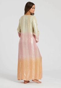 Paillettenlangkleid in Farbverlauf: von Gold über Pink bis Orange. Verfügt über eine lockere Passform, weite Ärmel und eine vertikale Streifenstruktur.