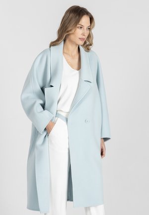 - Klasyczny płaszcz