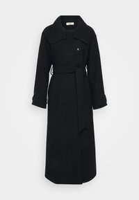 Melnas vilnas mētelis ar plašu apkakli, priekšpuses pogu aizdari un atbilstošu jostu. Iezīmējas ar garām piedurknēm ar aproces detaļām.