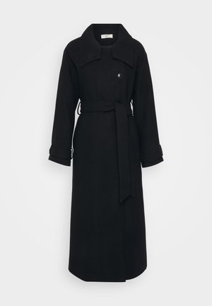 Casaco de lã preto com colarinho largo, fecho frontal por botões e um cinto a condizer. Apresenta mangas longas com detalhes nos punhos.