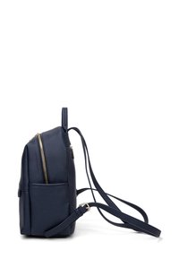 Zaino in pelle blu navy con superficie texture, doppia cerniera, tasca laterale e spallacci regolabili. Presenta un design elegante e rettangolare.