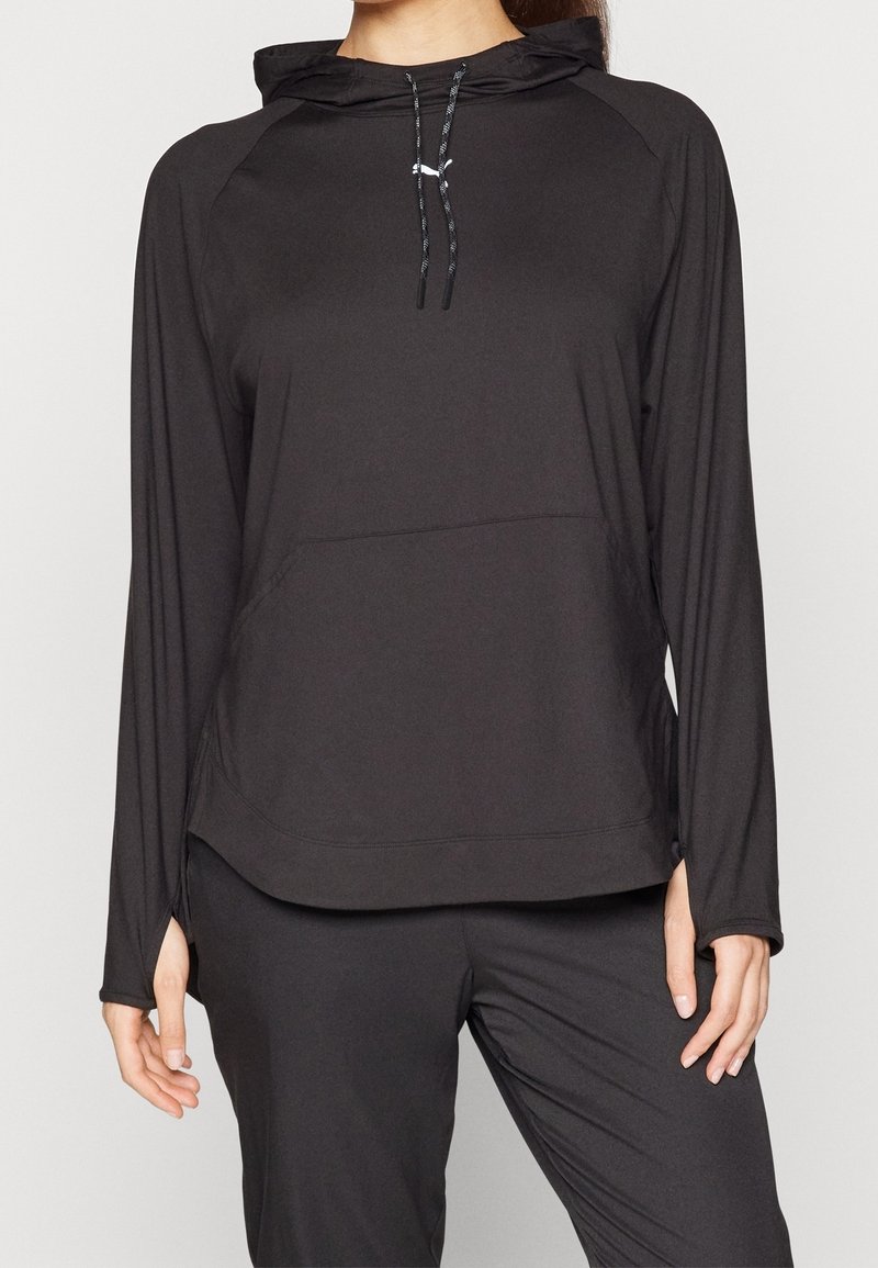 Svart atletisk hoodie med långa ärmar, texturerad tyg, framficka, justerbara snoddar och sidslitsar vid fållen.