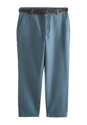 Blauwe rechte broek met zijzakken en een bruine gevlochten riem op een witte achtergrond.