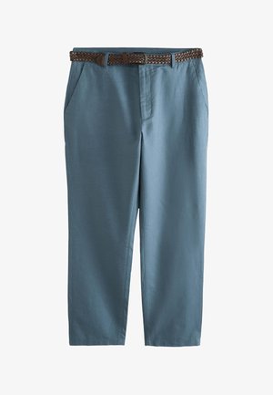 Blauwe rechte broek met zijzakken en een bruine gevlochten riem op een witte achtergrond.