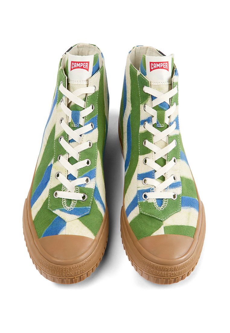 Canvas-Sneaker mit einem grünen, blauen und cremefarbenen abstrakten Muster. Gummisohlen, beigefarbene Zehenkappen und weiße Schnürsenkel. Camper-Logo auf jeder Zunge.