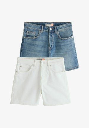 Dva páry šortiek, jedny modré rifľové a jedny biele, obe s prednými vreckami a zapínaním na gombíky, rozložené na bielom pozadí.