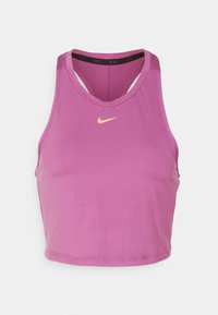 Roze Nike crop top met een ronde hals, smalle bandjes en een klein geel logo aan de voorkant. Gladde stof met een aansluitend ontwerp.