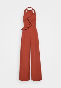 Mono de color óxido con un diseño volante en un lado, sin mangas, con cuello halter y pantalones de pierna ancha. Textura de tela suave.