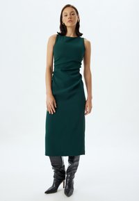 COLUMN - Vestido de tubo - green