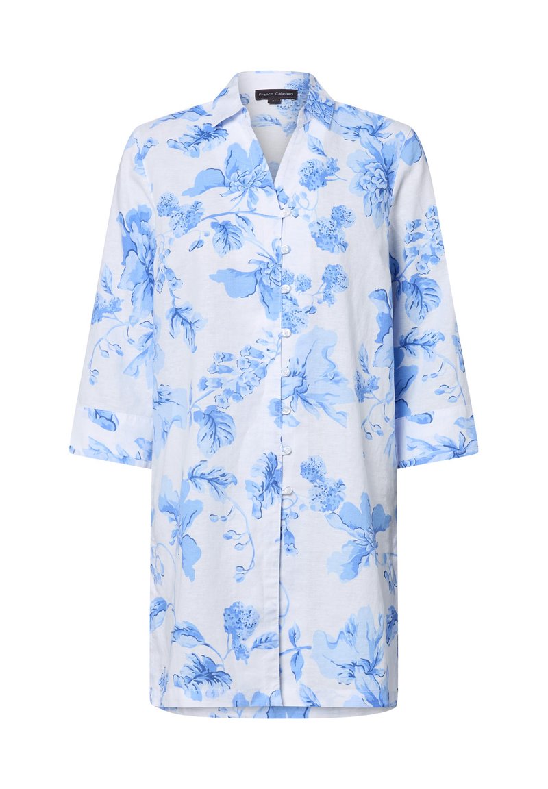 Blauw bloemenpatroon shirt van lichtgewicht stof met een kraag, driekwart mouwen en knoopsluiting, met verschillende tinten blauw.
