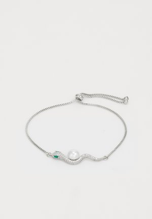 Pulsera en forma de serpiente de plata con una perla y acentos verdes, que presenta un diseño elegante y texturizado, además de un cierre de cadena seguro.