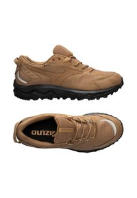 Scarpe sportive GORE-TEX marroni con una parte superiore testurizzata, suola in gomma e soletta imbottita, con dettagli riflettenti e una vestibilità aderente.