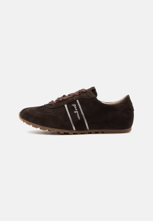 Mørkebrune ruskindssneakers med to hvide siderstriber, brune snørebånd og "paul green" branding på ydersiden mod højre.