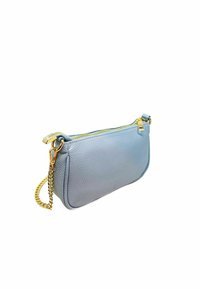 Pochette en cuir bleu clair avec une surface texturée, fermeture éclair dorée et bandoulière en chaîne. Design épuré avec une forme minimaliste et sans embellissements supplémentaires.