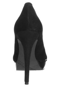 Černá semišová lodička s vysokým podpatkem a špičatou špičkou, s úzkým stiletto podpatkem a elegantním designem. Hladký povrch s minimálními detaily.