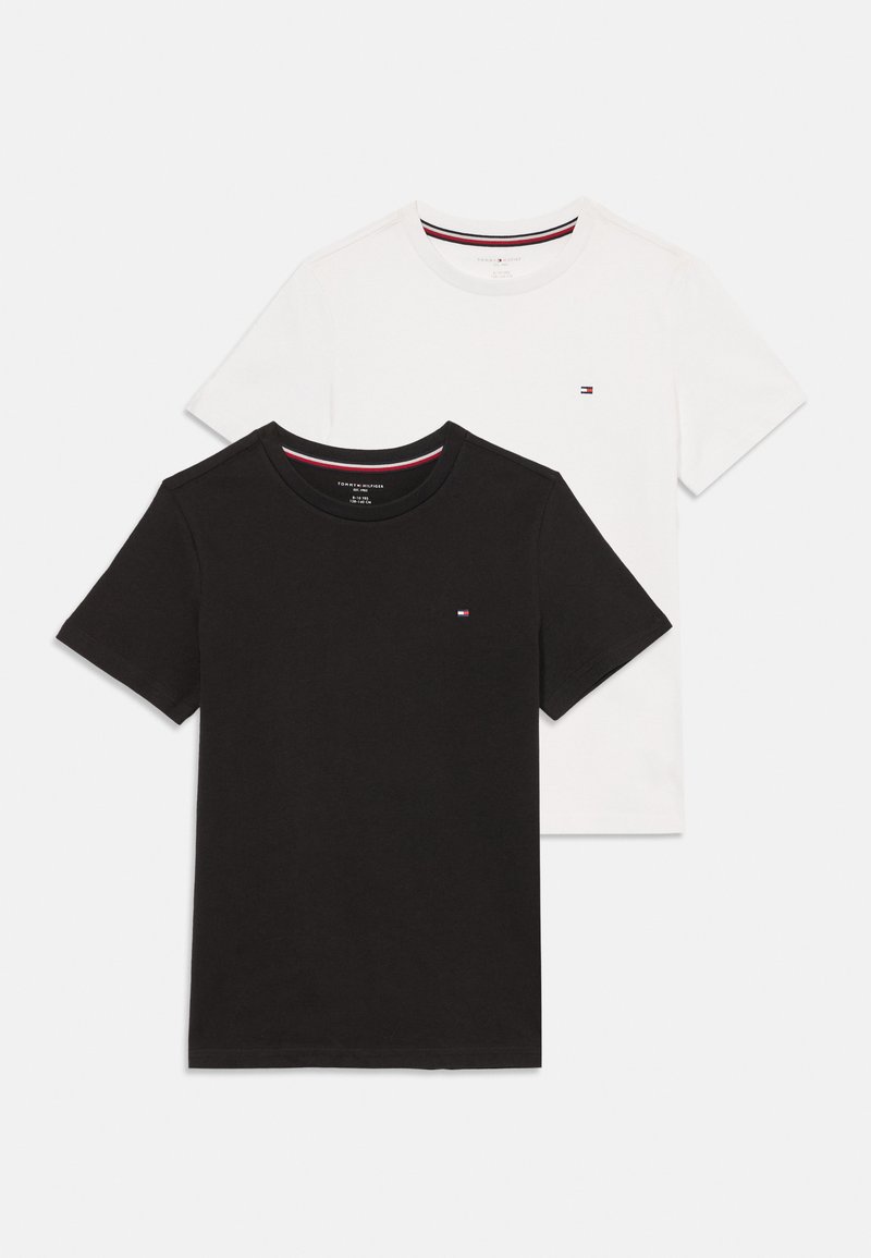 To crewneck t-shirts i sort og hvid, lavet af bomuld. Hver har et lille logo på brystet og en kontraststribet detalje indeni halsudskæringen.