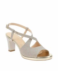 Sandal con tacco a strappo in tessuto metallizzato argento, con punta aperta, design a ritaglio e tacco e dettagli in tono oro lucido.