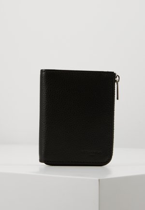 Portafoglio in pelle nera con finitura testurizzata, dotato di chiusura con zip e branding minimal. Forma rettangolare compatta, design semplice.