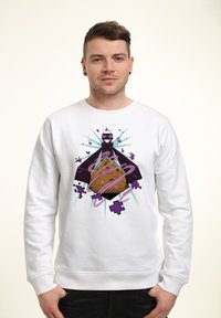 Felpa bianca con un design grafico di una montagna in una tonalità viola e nera, con accenti e linee astratte che emanano dal centro.