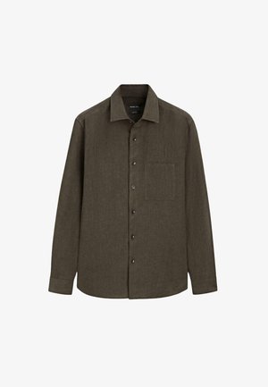 Chemise à manches longues vert olive foncé avec boutons, poche poitrine à l'avant et col classique, présentée sur un fond blanc.
