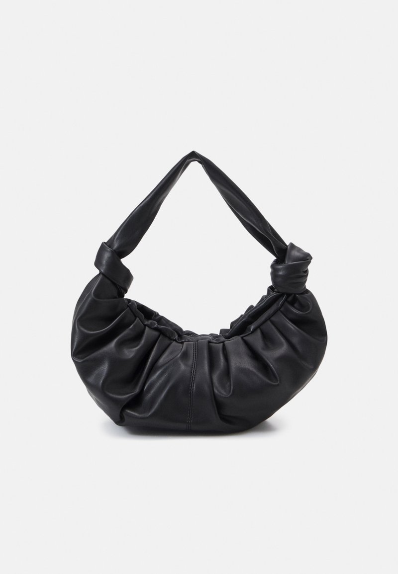 Czarna skórzana torba o zaokrąglonym, marszczonym kształcie z supełkowaną rączką. Gładka faktura z subtelnymi detalami szwów.