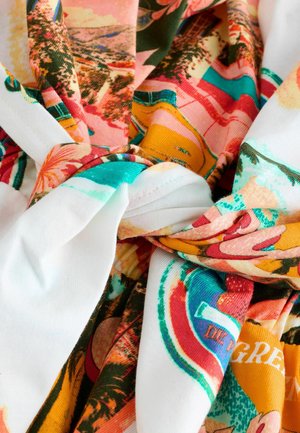 Tessuto a motivi colorati con vivaci design floreali e paesaggistici, caratterizzato da tonalità di rosa, verde e arancio. Materiale morbido e leggero.