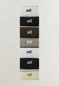 Kuuest ribadest sokkide komplekt valges, mustas, hallis, tumespruunis, helesbeige'is ja kreemjas, kus igal sokil on kontrastne tikand brändinimega "self.".