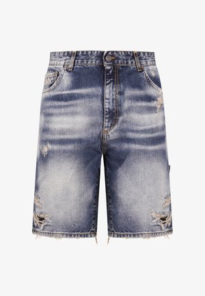 Shorts vaqueros azules con lavado descolorido y desgastes en la parte delantera, con trabillas para cinturón, bolsillos frontales y cierre de botón.