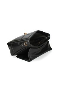 Borsa a tracolla in pelle nera trapuntata con accessori in hardware dorato, apertura ampia e base strutturata per stabilità. Interno foderato in tessuto.
