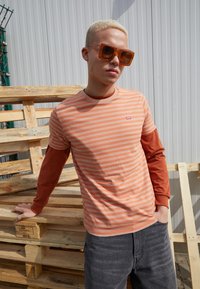 Levi's® ORIGINAL HOUSEMARK TEE - T-shirt básica - sleek brandied melon