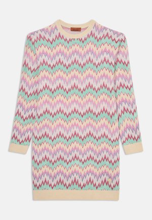 Megzta suknelė su zigzago raštu pastelinių spalvų: mėtų žalios, rožinės, grietinėlės ir burgundiškos. Suknelė turi apvalią iškirptę ir gūžteles.