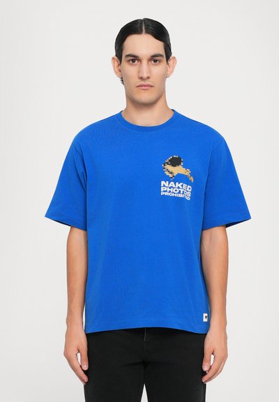 Blaues Baumwoll-T-Shirt mit kurzen Ärmeln, das auf der linken Brust eine pixelierte Grafik zeigt, die "NAKED PHOTOS PROHIBITED" liest.