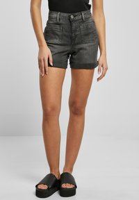 Pelēki denima augstās jostas šorti ar sarullētām malām, ar divām priekšējām kabatām un klasisku pogu aizdari.