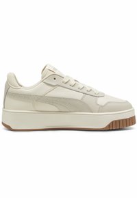 Sneakers bianchi in pelle con una finitura liscia, collarino imbottito e una suola spessa in gomma naturale. Presentano linee di design sottili e accenti con il logo.