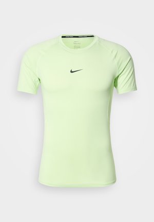 Nike Pro tričko s krátkým rukávem v světle zelené barvě, vyrobené z hladkého, pružného materiálu. Na hrudi je černé logo Nike swoosh.