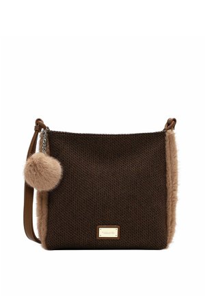 Brun tekstureret håndtaske med blød beige kant på siderne, matchende blød pom-pom nøglering og en lille rektangulær metal-logo plade foran