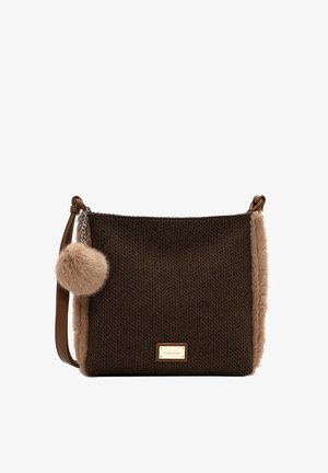 Borsa marrone testurizzata con bordatura beige pelosa ai lati, portachiavi con pon pon peloso abbinato e piccola targhetta metallica rettangolare con logo sul davanti