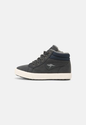 Graue High-Top-Sneaker aus einem samtähnlichen Material, mit kontrastierenden marineblauen Akzenten, Schnürung vorne und einer Gummisohle mit strukturiertem Grip.