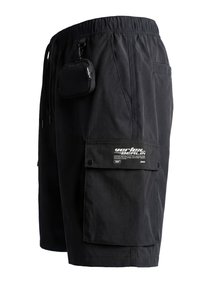 Μαύρα cargo σορτσάκια με ελαστική μέση, πλαϊνή τσέπη με καπάκι και λευκό κείμενο "Vertex Berlin", καθώς και μικρό αποσπώμενο τσαντάκι με φερμουάρ, κλιπς στη μέση.