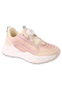 Lekki różowo-beżowy obuwie sportowe z teksturowanym wzorem, z okrągłym mechanizmem sznurowania i oddychającą siateczką u góry.