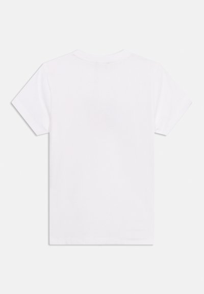 Λευκό απλό κοντομάνικο T-shirt φαίνεται από πίσω σε ανοιχτό γκρι φόντο.