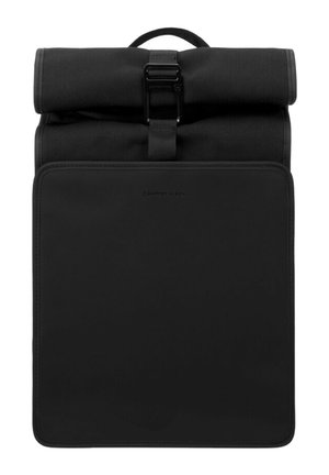 Sort roll-top rygsæk med frontlomme med klap og lukkemekanisme med metal spænde, der har et øverste bærehåndtag og et minimalistisk design.